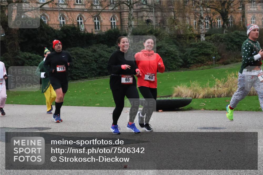08.12.2024 - St. Pauli X-Mass-Run No. 14 Strokosch-Dieckow http://msf.ph/oto/7506342 08.12.2024 09:42:31 Laufen 719, 65, 40 meine-sportfotos.de