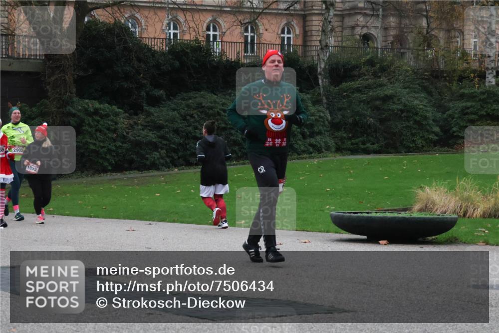 08.12.2024 - St. Pauli X-Mass-Run No. 14 Strokosch-Dieckow http://msf.ph/oto/7506434 08.12.2024 09:42:44 Laufen 65, 2903, 1955 meine-sportfotos.de