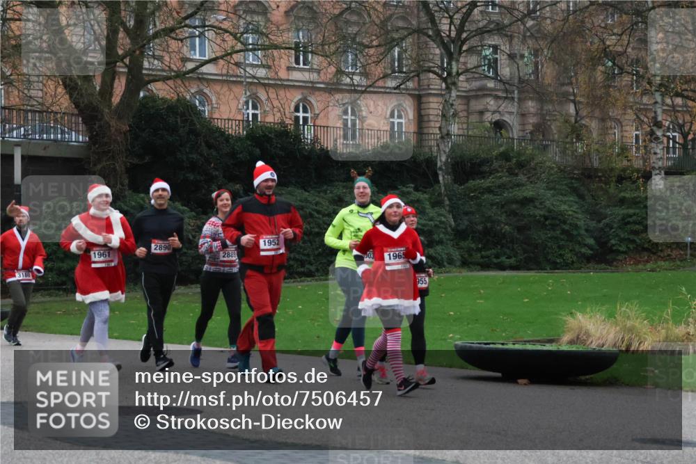 08.12.2024 - St. Pauli X-Mass-Run No. 14 Strokosch-Dieckow http://msf.ph/oto/7506457 08.12.2024 09:42:47 Laufen 1952, 2890, 1961, 2889, 03, 1965, 3180, 955 meine-sportfotos.de