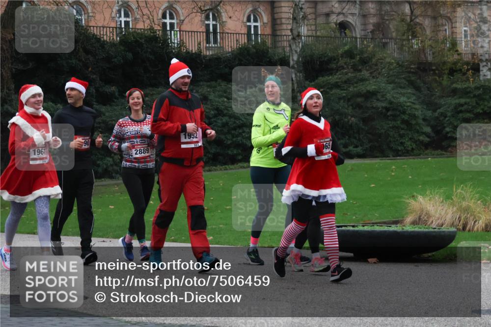 08.12.2024 - St. Pauli X-Mass-Run No. 14 Strokosch-Dieckow http://msf.ph/oto/7506459 08.12.2024 09:42:47 Laufen 1961, 1961, 90, 2889, 1952, 1952, 7, 65, 19 meine-sportfotos.de