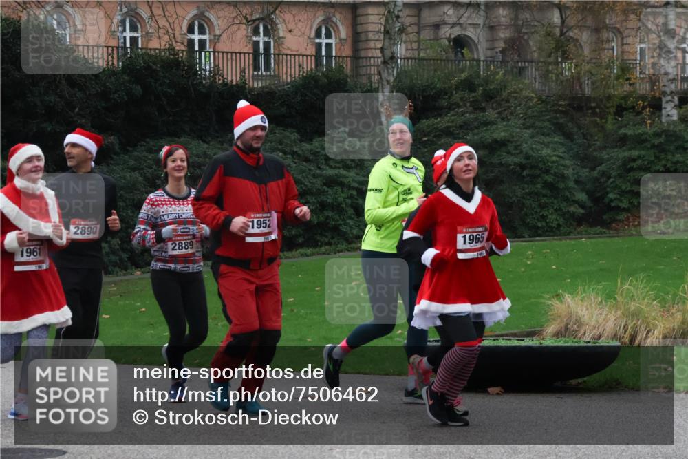 08.12.2024 - St. Pauli X-Mass-Run No. 14 Strokosch-Dieckow http://msf.ph/oto/7506462 08.12.2024 09:42:48 Laufen 1961, 2890, 2889, 1952, 1965, 1965 meine-sportfotos.de