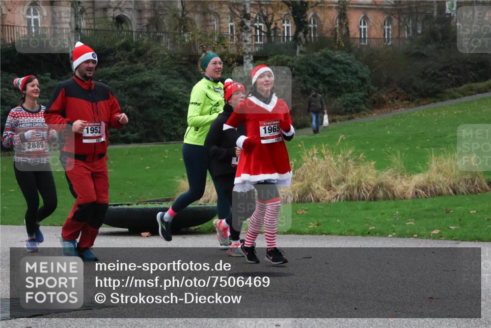 08.12.2024 - St. Pauli X-Mass-Run No. 14 Strokosch-Dieckow http://msf.ph/oto/7506469 08.12.2024 09:42:48 Laufen 1952, 2889, 1965, 1965 meine-sportfotos.de