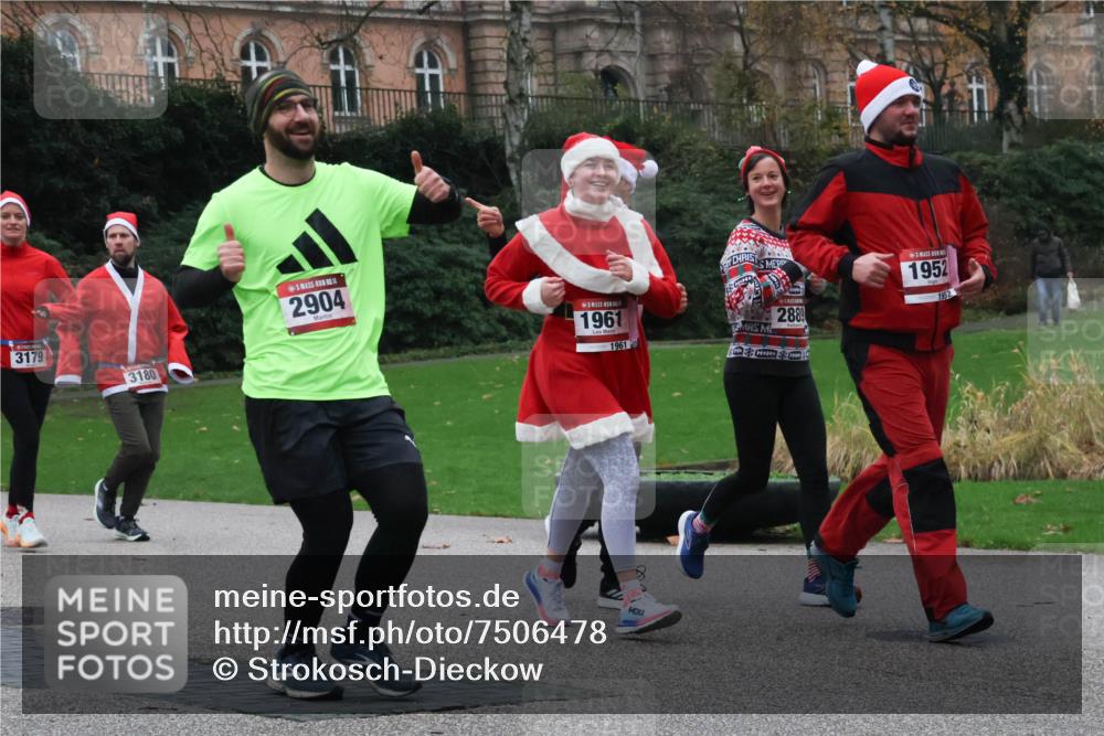 08.12.2024 - St. Pauli X-Mass-Run No. 14 Strokosch-Dieckow http://msf.ph/oto/7506478 08.12.2024 09:42:49 Laufen 3179, 3180, 2904, 1961, 1961, 2889, 1952, 1952 meine-sportfotos.de