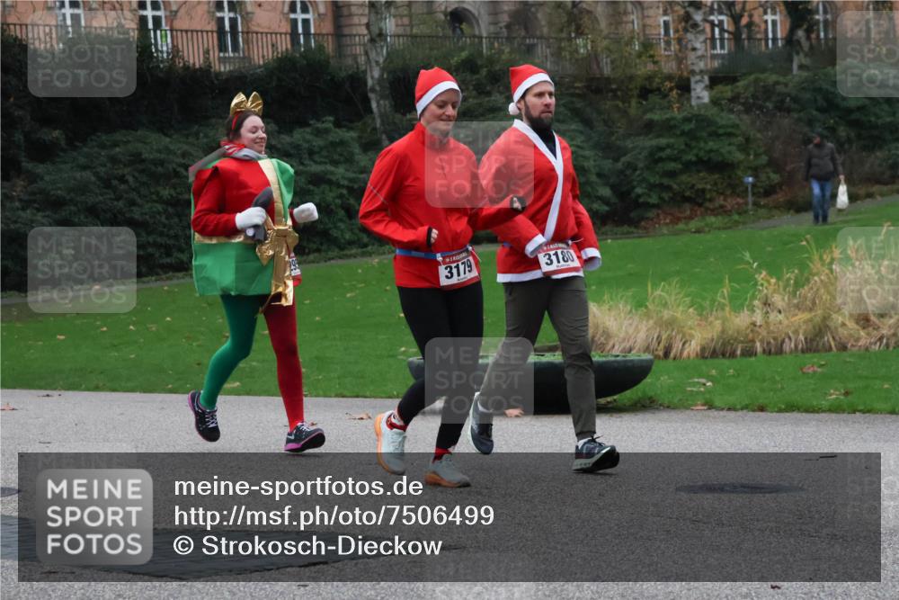 08.12.2024 - St. Pauli X-Mass-Run No. 14 Strokosch-Dieckow http://msf.ph/oto/7506499 08.12.2024 09:42:51 Laufen 3179, 3180 meine-sportfotos.de