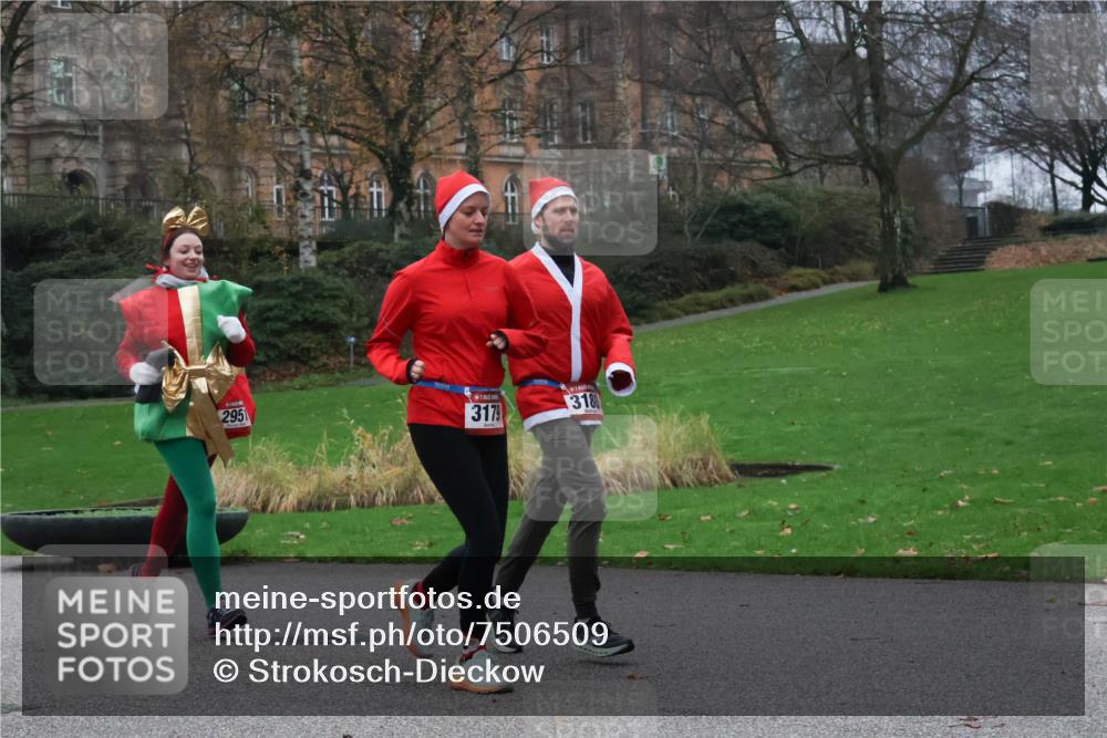 08.12.2024 - St. Pauli X-Mass-Run No. 14 Strokosch-Dieckow http://msf.ph/oto/7506509 08.12.2024 09:42:52 Laufen 295, 3179, 3180 meine-sportfotos.de