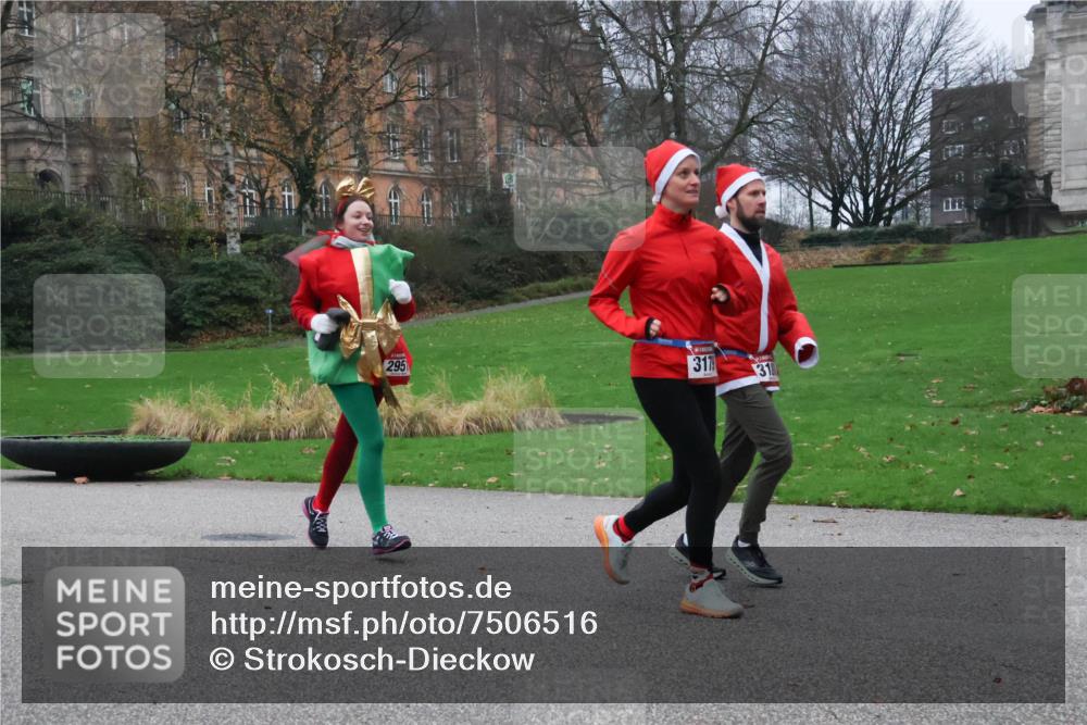 08.12.2024 - St. Pauli X-Mass-Run No. 14 Strokosch-Dieckow http://msf.ph/oto/7506516 08.12.2024 09:42:53 Laufen 295, 317 meine-sportfotos.de