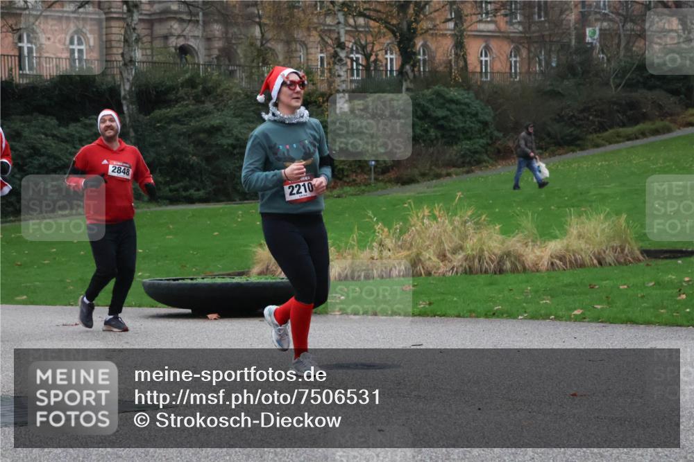 08.12.2024 - St. Pauli X-Mass-Run No. 14 Strokosch-Dieckow http://msf.ph/oto/7506531 08.12.2024 09:42:55 Laufen 2848, 2210 meine-sportfotos.de