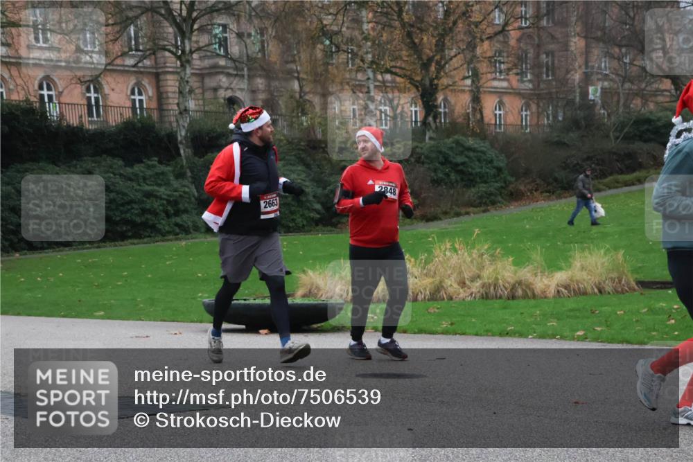 08.12.2024 - St. Pauli X-Mass-Run No. 14 Strokosch-Dieckow http://msf.ph/oto/7506539 08.12.2024 09:42:56 Laufen 2663, 2848 meine-sportfotos.de