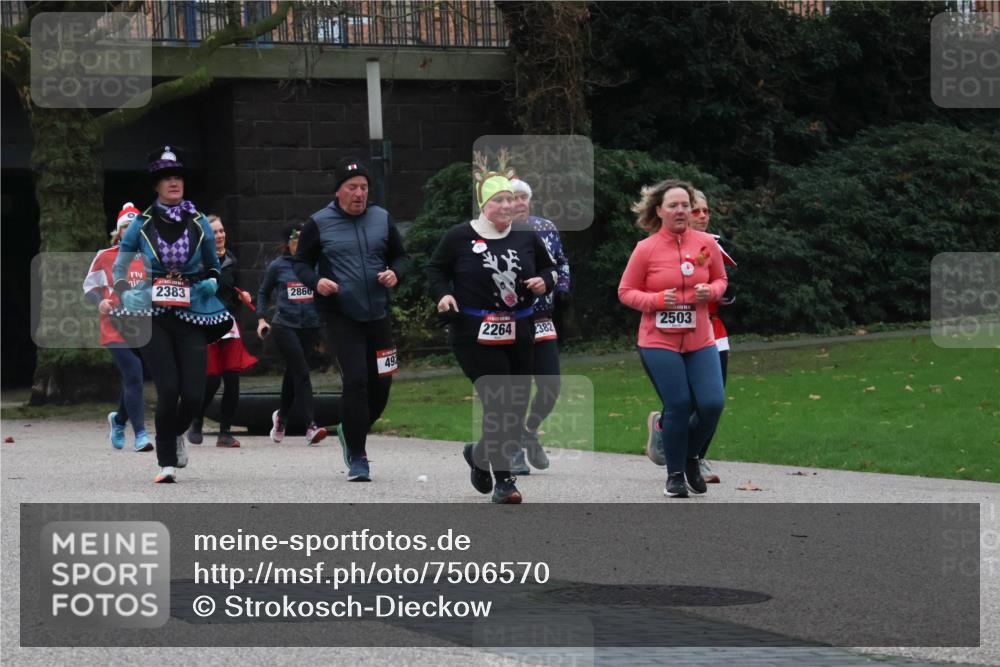 08.12.2024 - St. Pauli X-Mass-Run No. 14 Strokosch-Dieckow http://msf.ph/oto/7506570 08.12.2024 09:43:02 Laufen 2383, 2866, 49, 2264, 382, 2503 meine-sportfotos.de