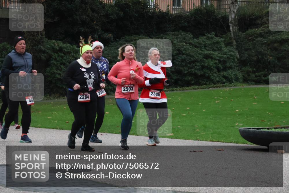 08.12.2024 - St. Pauli X-Mass-Run No. 14 Strokosch-Dieckow http://msf.ph/oto/7506572 08.12.2024 09:43:04 Laufen 492, 2264, 2382, 2503, 2380 meine-sportfotos.de