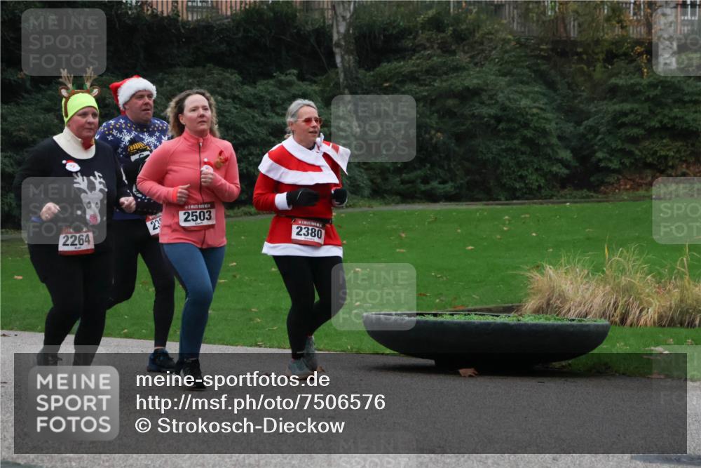 08.12.2024 - St. Pauli X-Mass-Run No. 14 Strokosch-Dieckow http://msf.ph/oto/7506576 08.12.2024 09:43:04 Laufen 2264, 2503, 2380 meine-sportfotos.de