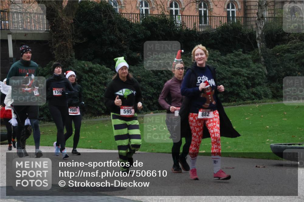 08.12.2024 - St. Pauli X-Mass-Run No. 14 Strokosch-Dieckow http://msf.ph/oto/7506610 08.12.2024 09:43:12 Laufen 278, 139, 2080, 595, 882 meine-sportfotos.de