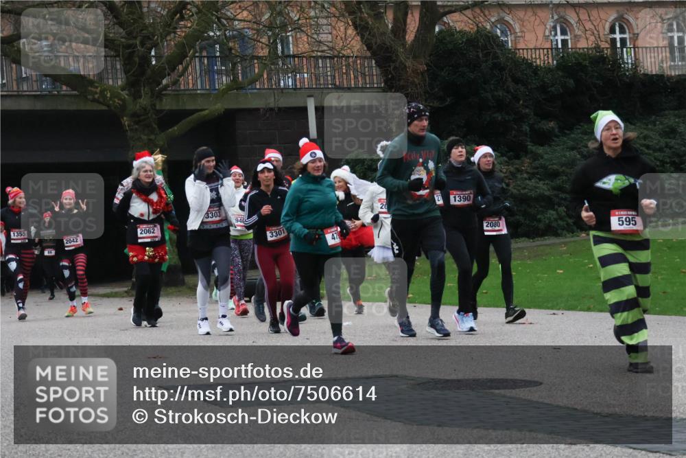 08.12.2024 - St. Pauli X-Mass-Run No. 14 Strokosch-Dieckow http://msf.ph/oto/7506614 08.12.2024 09:43:12 Laufen 1355, 86, 2042, 3303, 2062, 94, 3301, 479, 20, 27, 1390, 2080, 595 meine-sportfotos.de