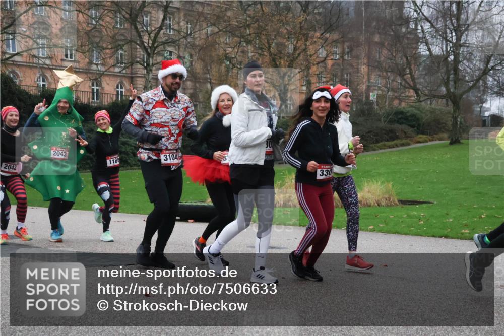 08.12.2024 - St. Pauli X-Mass-Run No. 14 Strokosch-Dieckow http://msf.ph/oto/7506633 08.12.2024 09:43:18 Laufen 2042, 2043, 1189, 31045, 330 meine-sportfotos.de