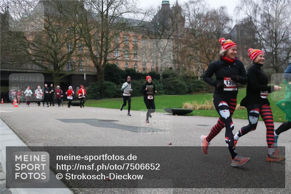 08.12.2024 - St. Pauli X-Mass-Run No. 14 Strokosch-Dieckow http://msf.ph/oto/7506652 08.12.2024 09:43:21 Laufen 86, 135 meine-sportfotos.de