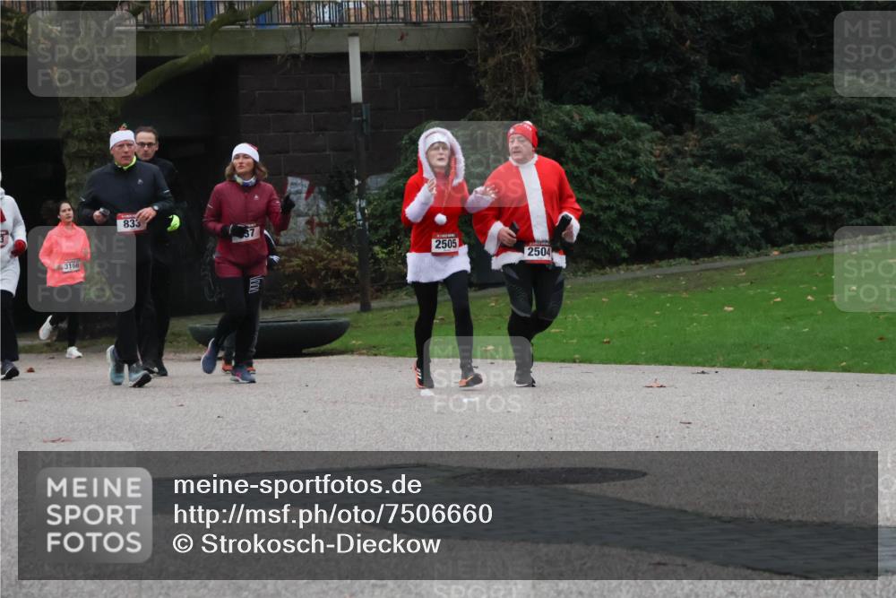 08.12.2024 - St. Pauli X-Mass-Run No. 14 Strokosch-Dieckow http://msf.ph/oto/7506660 08.12.2024 09:43:23 Laufen 3166, 833, 2505, 2504 meine-sportfotos.de