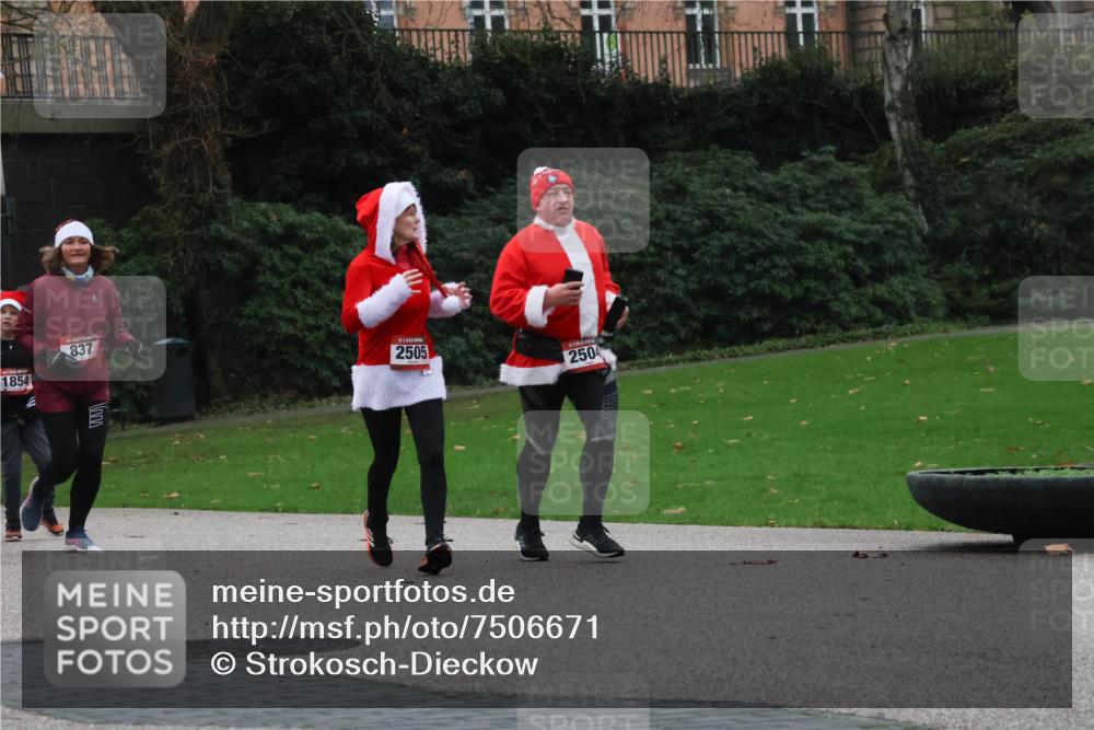 08.12.2024 - St. Pauli X-Mass-Run No. 14 Strokosch-Dieckow http://msf.ph/oto/7506671 08.12.2024 09:43:24 Laufen 1854, 837, 2505, 2504 meine-sportfotos.de