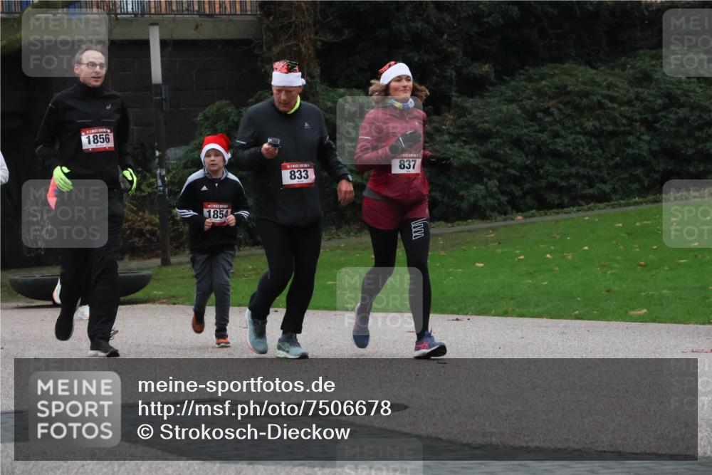 08.12.2024 - St. Pauli X-Mass-Run No. 14 Strokosch-Dieckow http://msf.ph/oto/7506678 08.12.2024 09:43:26 Laufen 1856, 1854, 833, 837 meine-sportfotos.de