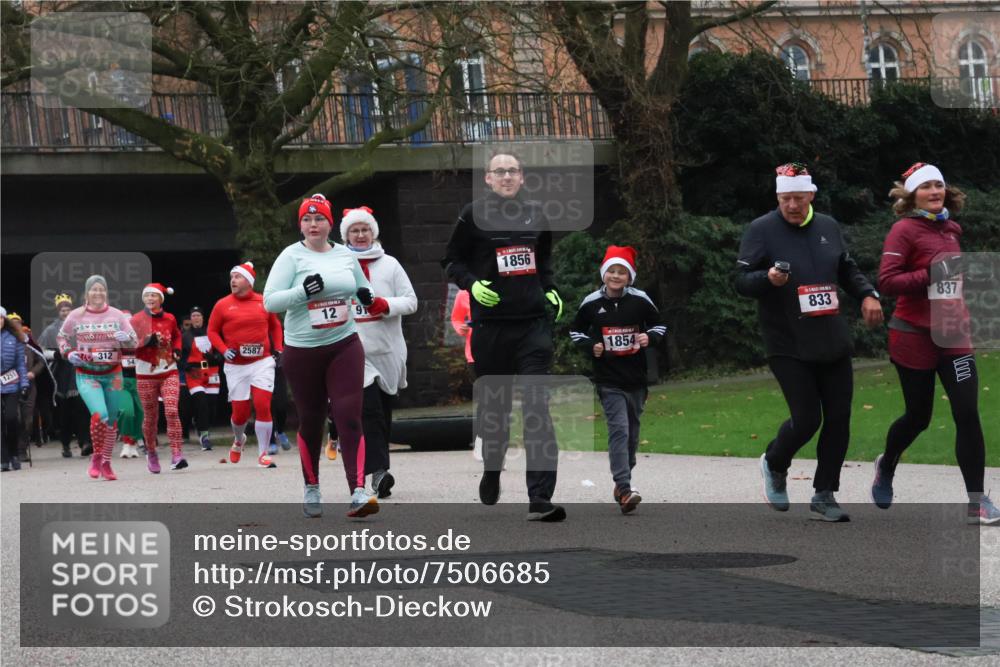 08.12.2024 - St. Pauli X-Mass-Run No. 14 Strokosch-Dieckow http://msf.ph/oto/7506685 08.12.2024 09:43:26 Laufen 1251, 7312, 2587, 12, 91, 1856, 1854, 833, 837, 1000 meine-sportfotos.de