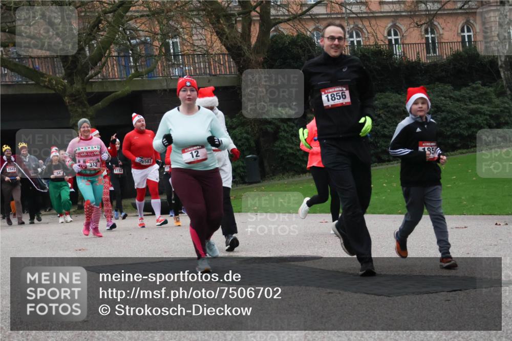 08.12.2024 - St. Pauli X-Mass-Run No. 14 Strokosch-Dieckow http://msf.ph/oto/7506702 08.12.2024 09:43:28 Laufen 2843, 1, 312, 1152, 2587, 115, 12, 1856, 85 meine-sportfotos.de