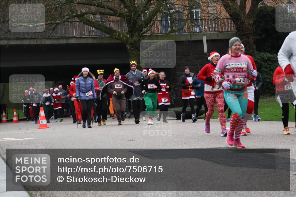 08.12.2024 - St. Pauli X-Mass-Run No. 14 Strokosch-Dieckow http://msf.ph/oto/7506715 08.12.2024 09:43:30 Laufen 3181, 2797, 1251, 288, 2843, 8, 54, 11, 312, 271 meine-sportfotos.de