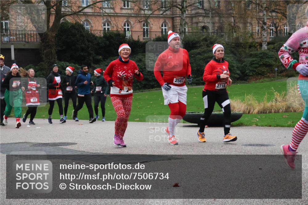 08.12.2024 - St. Pauli X-Mass-Run No. 14 Strokosch-Dieckow http://msf.ph/oto/7506734 08.12.2024 09:43:33 Laufen 54, 11, 1152, 355, 1153, 2587, 2716 meine-sportfotos.de