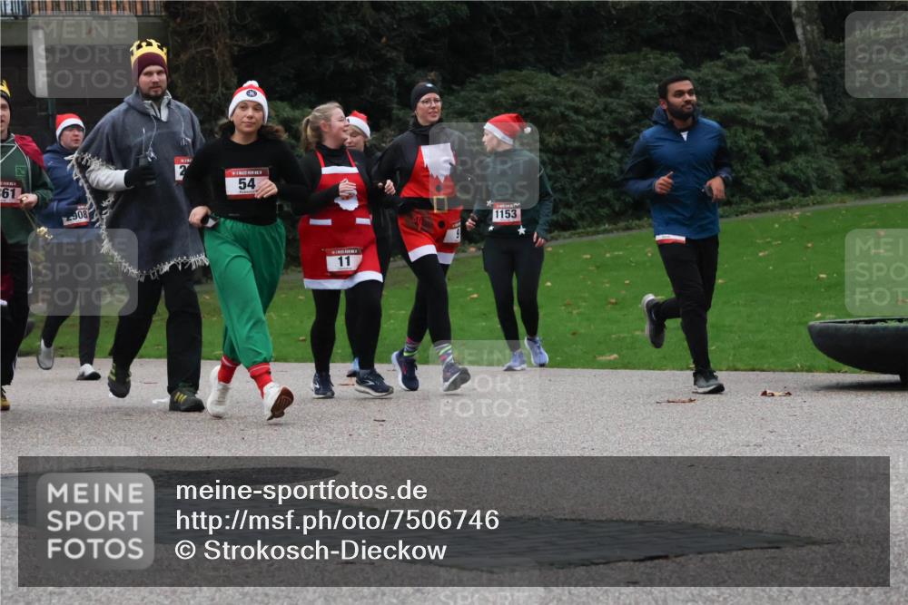 08.12.2024 - St. Pauli X-Mass-Run No. 14 Strokosch-Dieckow http://msf.ph/oto/7506746 08.12.2024 09:43:34 Laufen 61, 908, 54, 11, 1153 meine-sportfotos.de
