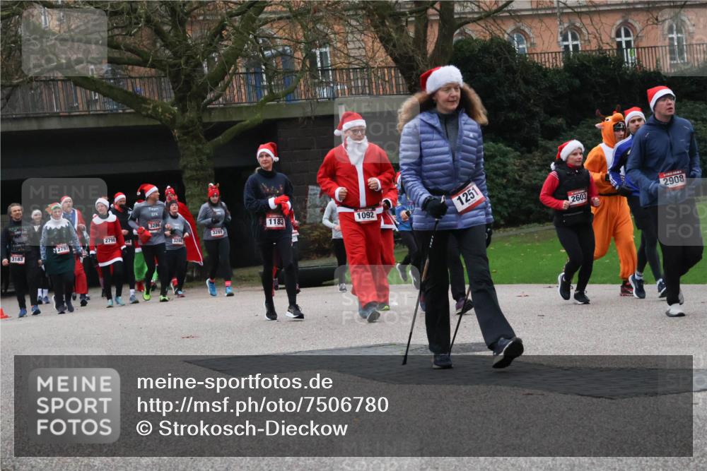 08.12.2024 - St. Pauli X-Mass-Run No. 14 Strokosch-Dieckow http://msf.ph/oto/7506780 08.12.2024 09:43:37 Laufen 3183, 2797, 2799, 2798, 58, 3286, 3288, 1183, 1092, 3289, 1251, 2603, 2908 meine-sportfotos.de
