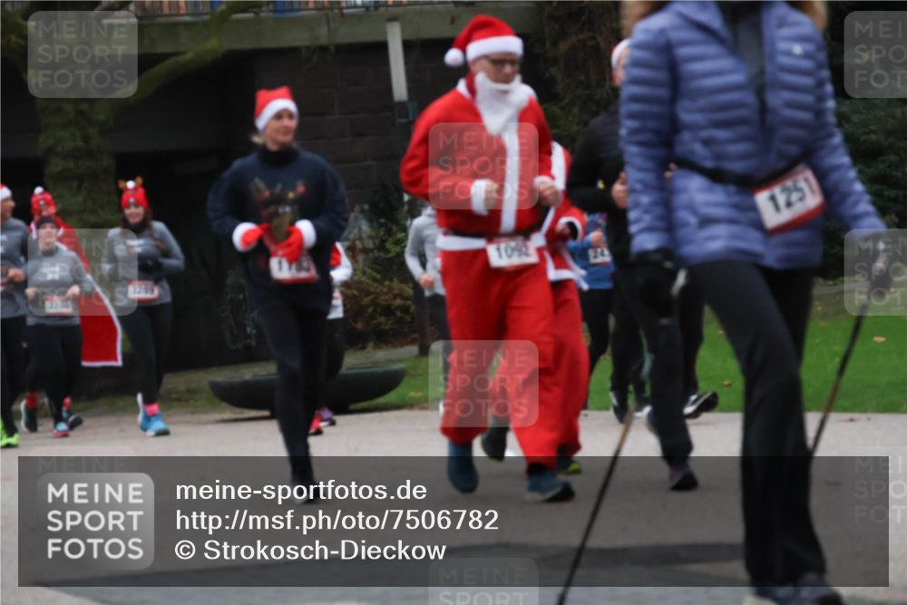 08.12.2024 - St. Pauli X-Mass-Run No. 14 Strokosch-Dieckow http://msf.ph/oto/7506782 08.12.2024 09:43:38 Laufen 3294, 3210, 1092, 243, 1251 meine-sportfotos.de
