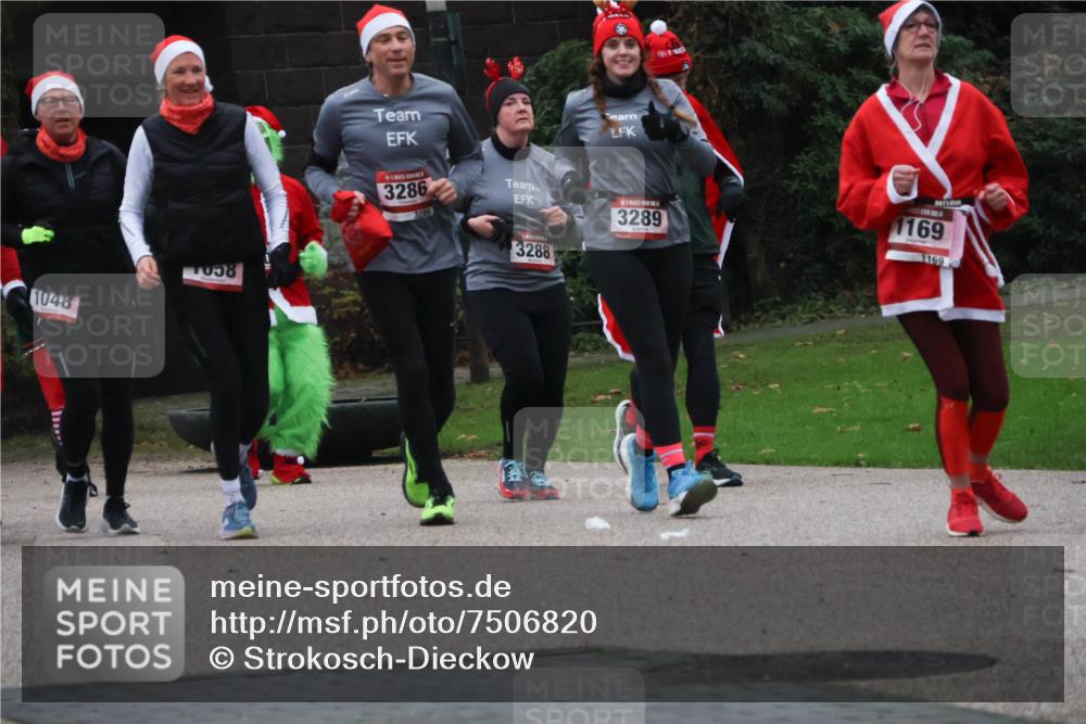 08.12.2024 - St. Pauli X-Mass-Run No. 14 Strokosch-Dieckow http://msf.ph/oto/7506820 08.12.2024 09:43:42 Laufen 1048, 1058, 3286, 3288, 3289, 1169, 1169 meine-sportfotos.de
