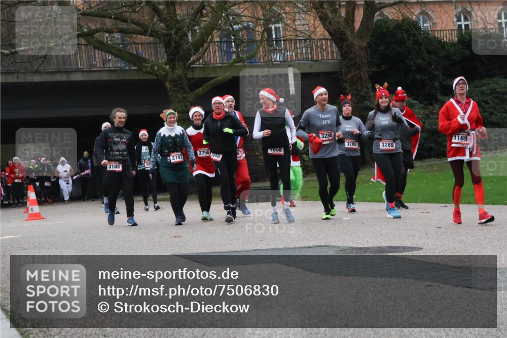 08.12.2024 - St. Pauli X-Mass-Run No. 14 Strokosch-Dieckow http://msf.ph/oto/7506830 08.12.2024 09:43:42 Laufen 3286, 1169, 3288, 3289, 2798, 1058, 2797, 1048, 3183 meine-sportfotos.de