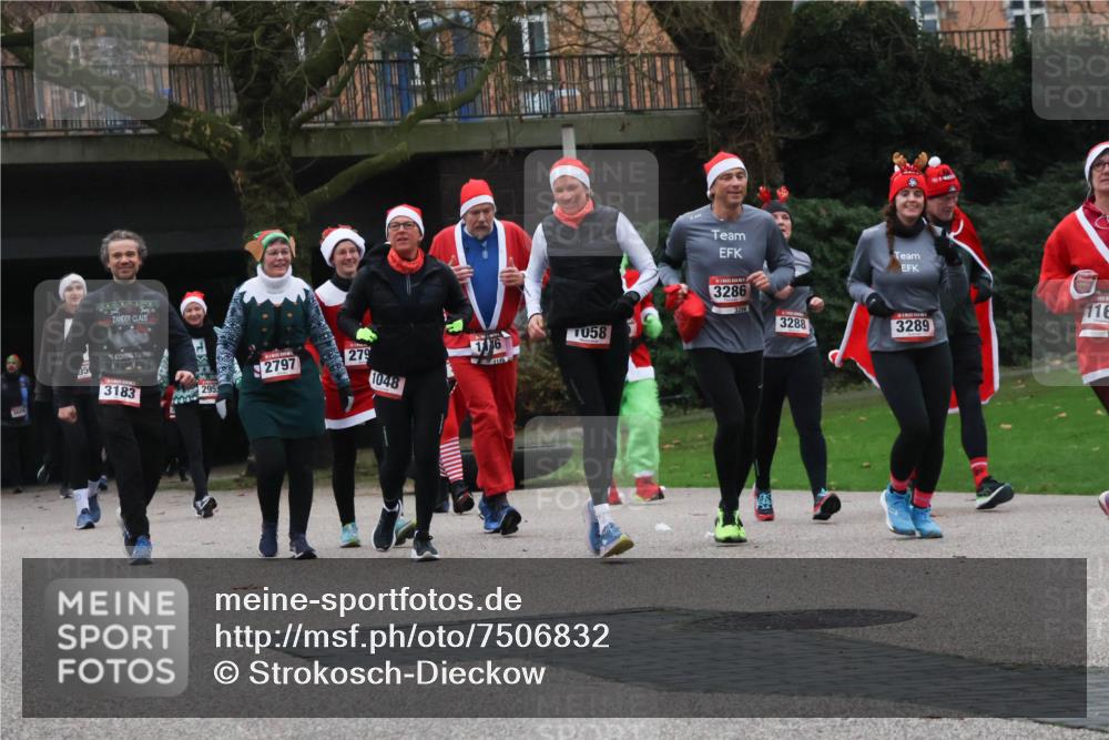08.12.2024 - St. Pauli X-Mass-Run No. 14 Strokosch-Dieckow http://msf.ph/oto/7506832 08.12.2024 09:43:43 Laufen 3183, 295, 2797, 279, 3286, 58, 1146, 1048, 16, 3288, 116, 3289 meine-sportfotos.de