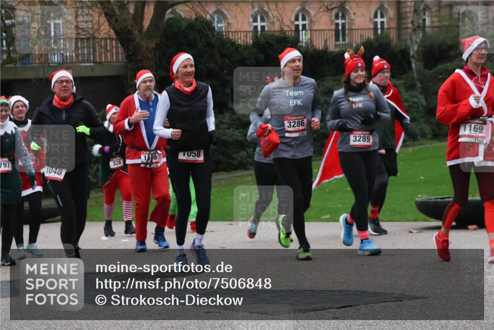 08.12.2024 - St. Pauli X-Mass-Run No. 14 Strokosch-Dieckow http://msf.ph/oto/7506848 08.12.2024 09:43:45 Laufen 797, 898, 1048, 328, 16, 058, 146, 3286, 3286, 3289, 1169, 1169 meine-sportfotos.de