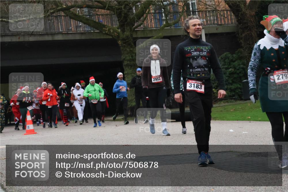 08.12.2024 - St. Pauli X-Mass-Run No. 14 Strokosch-Dieckow http://msf.ph/oto/7506878 08.12.2024 09:43:47 Laufen 312, 605, 2501, 937, 2822, 887, 40, 2952, 3183, 279 meine-sportfotos.de