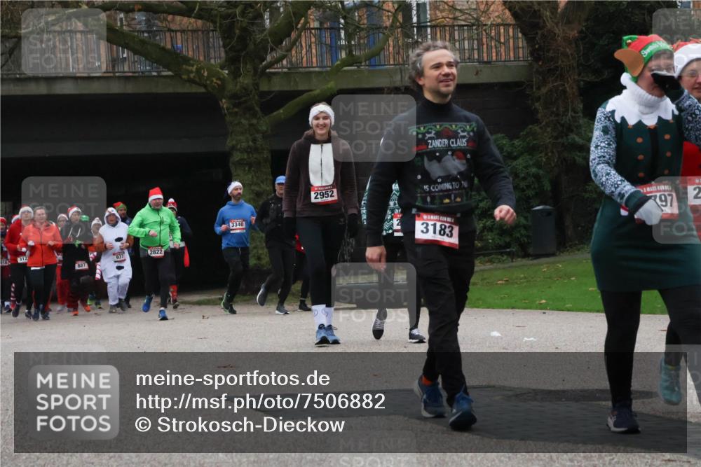 08.12.2024 - St. Pauli X-Mass-Run No. 14 Strokosch-Dieckow http://msf.ph/oto/7506882 08.12.2024 09:43:48 Laufen 312, 016, 937, 2822, 887, 3340, 2952, 3183, 97, 2 meine-sportfotos.de