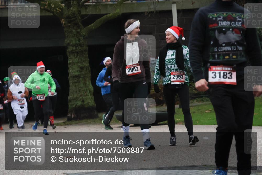 08.12.2024 - St. Pauli X-Mass-Run No. 14 Strokosch-Dieckow http://msf.ph/oto/7506887 08.12.2024 09:43:48 Laufen 937, 2822, 2952, 14, 2953, 2953, 3183 meine-sportfotos.de