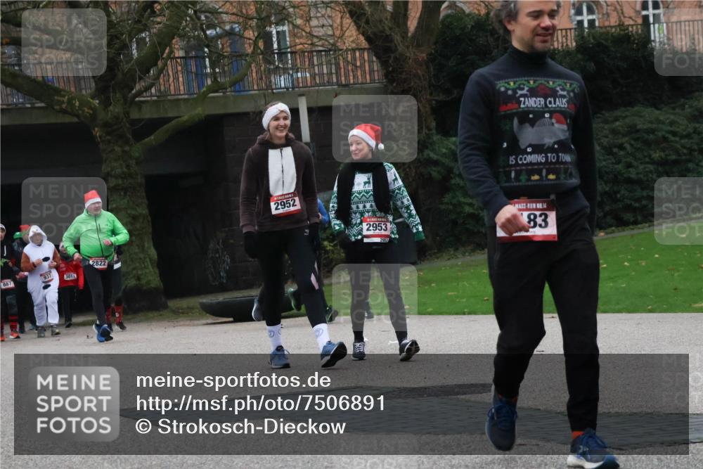 08.12.2024 - St. Pauli X-Mass-Run No. 14 Strokosch-Dieckow http://msf.ph/oto/7506891 08.12.2024 09:43:49 Laufen 887, 937, 3011, 2822, 2952, 2953, 14, 83 meine-sportfotos.de