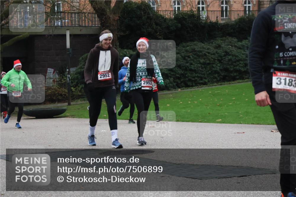08.12.2024 - St. Pauli X-Mass-Run No. 14 Strokosch-Dieckow http://msf.ph/oto/7506899 08.12.2024 09:43:50 Laufen 151, 2822, 2952, 2953, 3183 meine-sportfotos.de