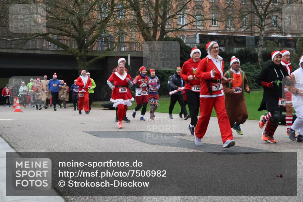 08.12.2024 - St. Pauli X-Mass-Run No. 14 Strokosch-Dieckow http://msf.ph/oto/7506982 08.12.2024 09:44:00 Laufen 1003, 1609, 690, 1563, 3123, 751, 2016, 605, 887 meine-sportfotos.de