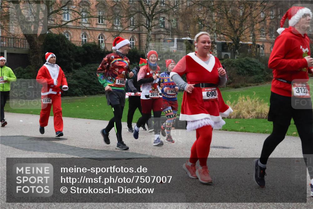 08.12.2024 - St. Pauli X-Mass-Run No. 14 Strokosch-Dieckow http://msf.ph/oto/7507007 08.12.2024 09:44:03 Laufen 142, 1563, 1985, 690, 3123, 1963, 2016 meine-sportfotos.de