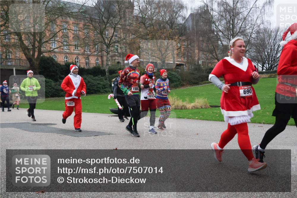 08.12.2024 - St. Pauli X-Mass-Run No. 14 Strokosch-Dieckow http://msf.ph/oto/7507014 08.12.2024 09:44:03 Laufen 142, 1563, 1985, 2016, 1963, 690 meine-sportfotos.de