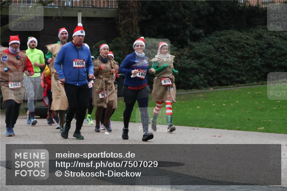 08.12.2024 - St. Pauli X-Mass-Run No. 14 Strokosch-Dieckow http://msf.ph/oto/7507029 08.12.2024 09:44:06 Laufen 1003, 1609, 93, 160, 974 meine-sportfotos.de