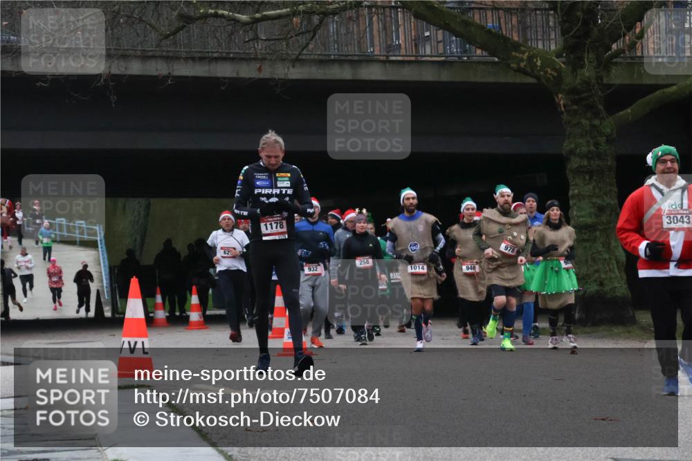 08.12.2024 - St. Pauli X-Mass-Run No. 14 Strokosch-Dieckow http://msf.ph/oto/7507084 08.12.2024 09:44:12 Laufen 62, 1178, 1178, 258, 932, 1014, 940, 311, 978, 3043 meine-sportfotos.de