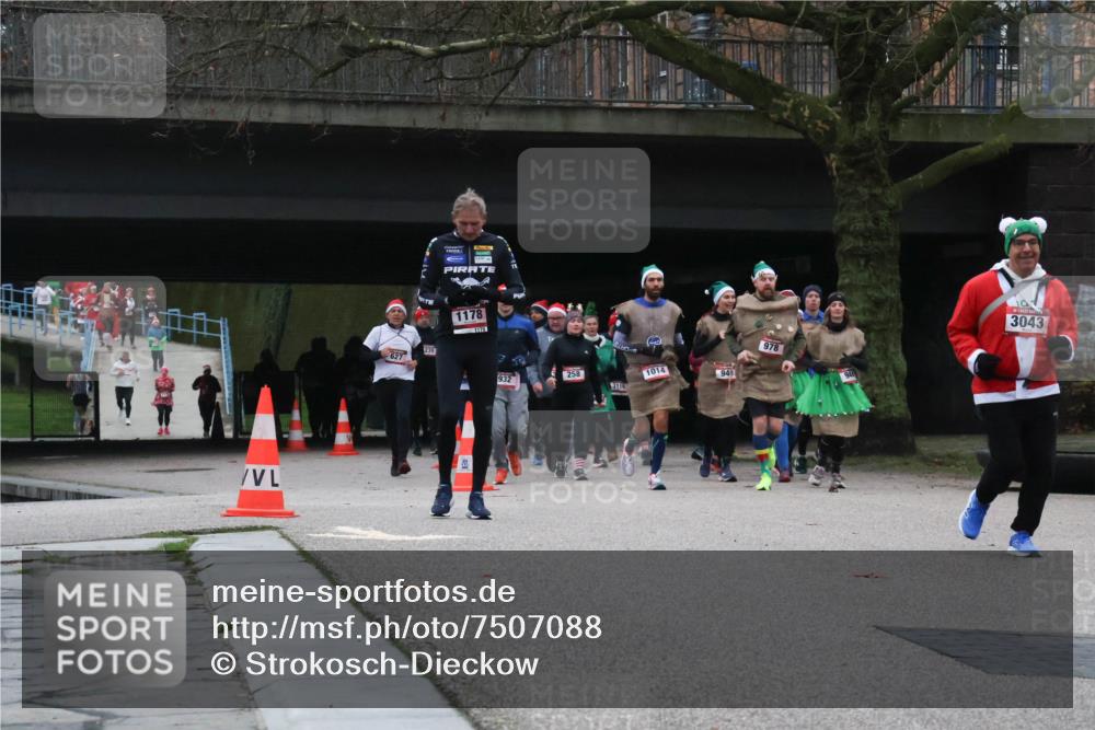 08.12.2024 - St. Pauli X-Mass-Run No. 14 Strokosch-Dieckow http://msf.ph/oto/7507088 08.12.2024 09:44:13 Laufen 627, 1178, 1174, 258, 1014, 932, 941, 3114, 978, 3043 meine-sportfotos.de