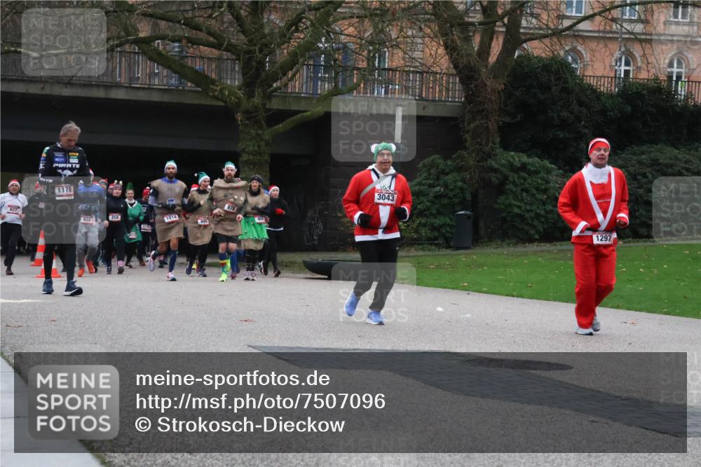 08.12.2024 - St. Pauli X-Mass-Run No. 14 Strokosch-Dieckow http://msf.ph/oto/7507096 08.12.2024 09:44:13 Laufen 627, 23, 1178, 932, 258, 2164, 1014, 940, 944, 3043, 1297 meine-sportfotos.de