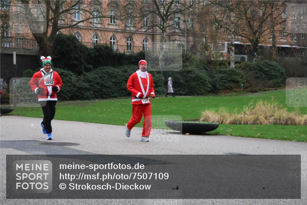 08.12.2024 - St. Pauli X-Mass-Run No. 14 Strokosch-Dieckow http://msf.ph/oto/7507109 08.12.2024 09:44:14 Laufen 3043, 1297 meine-sportfotos.de
