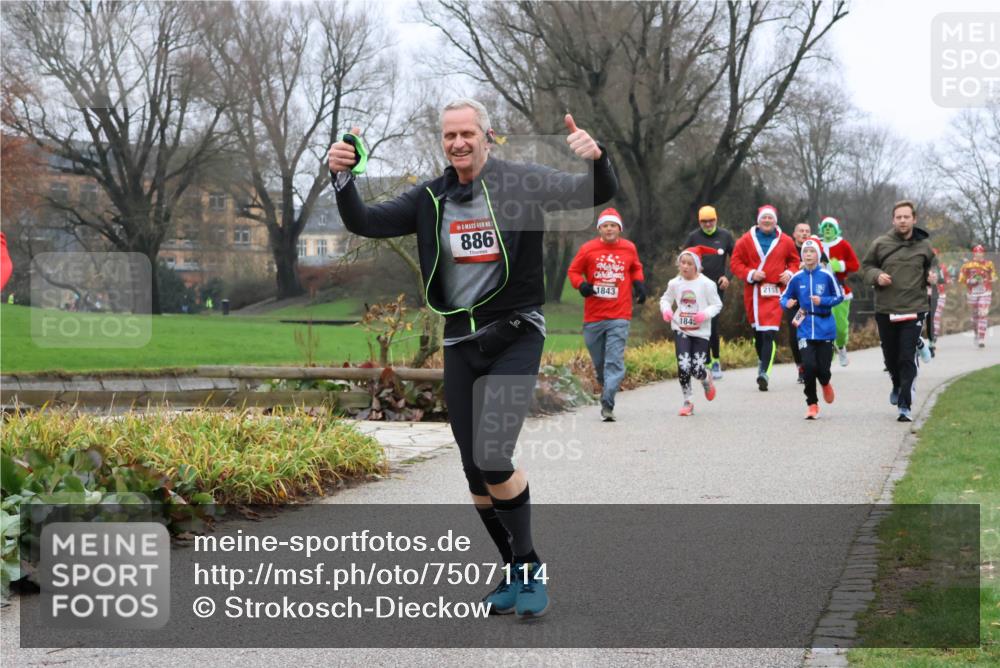 08.12.2024 - St. Pauli X-Mass-Run No. 14 Strokosch-Dieckow http://msf.ph/oto/7507114 08.12.2024 10:50:38 Laufen 886, 1843, 1845, 2151 meine-sportfotos.de