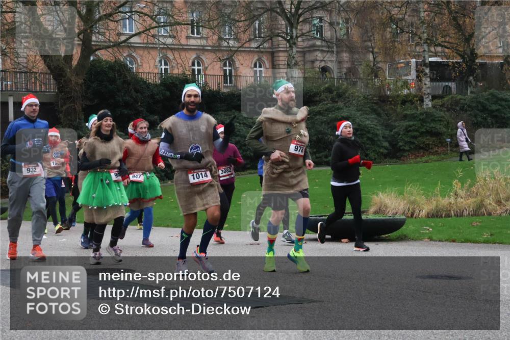 08.12.2024 - St. Pauli X-Mass-Run No. 14 Strokosch-Dieckow http://msf.ph/oto/7507124 08.12.2024 09:44:19 Laufen 932, 10, 947, 1014, 3082, 978 meine-sportfotos.de