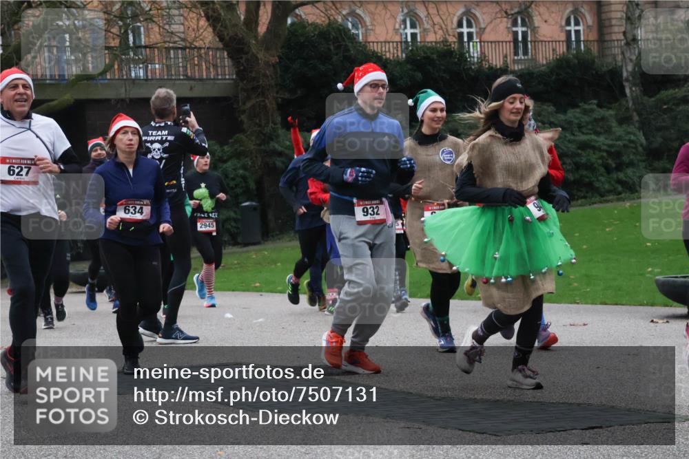 08.12.2024 - St. Pauli X-Mass-Run No. 14 Strokosch-Dieckow http://msf.ph/oto/7507131 08.12.2024 09:44:20 Laufen 14, 627, 634, 2945, 932, 1 meine-sportfotos.de