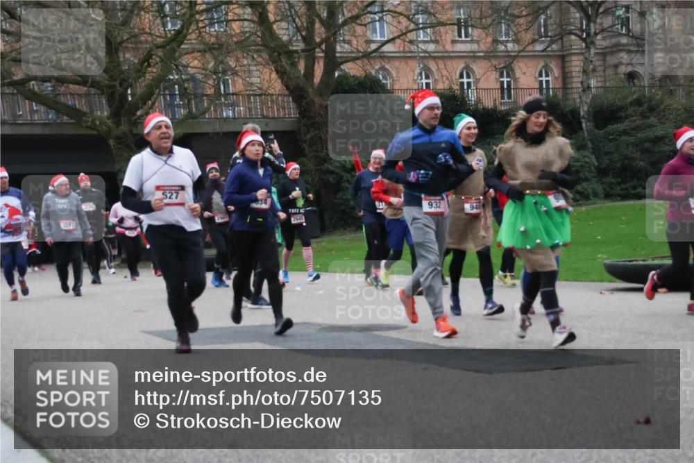 08.12.2024 - St. Pauli X-Mass-Run No. 14 Strokosch-Dieckow http://msf.ph/oto/7507135 08.12.2024 09:44:21 Laufen 3287, 239, 27, 932, 94, 2961, 2945, 2945 meine-sportfotos.de